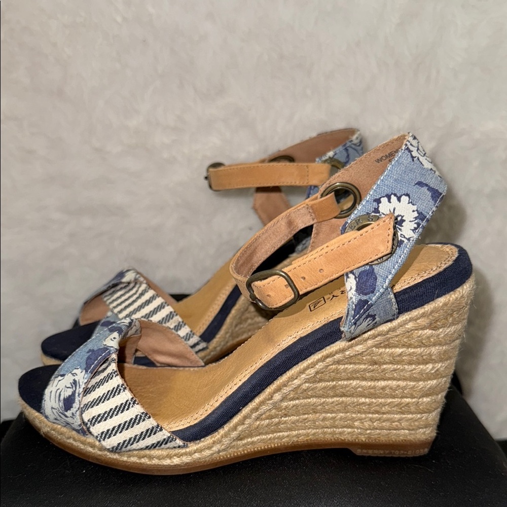 ⬇️Sperry Blue and Tan Nautical Floral Wedges